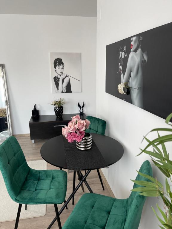Adriana Home - 915