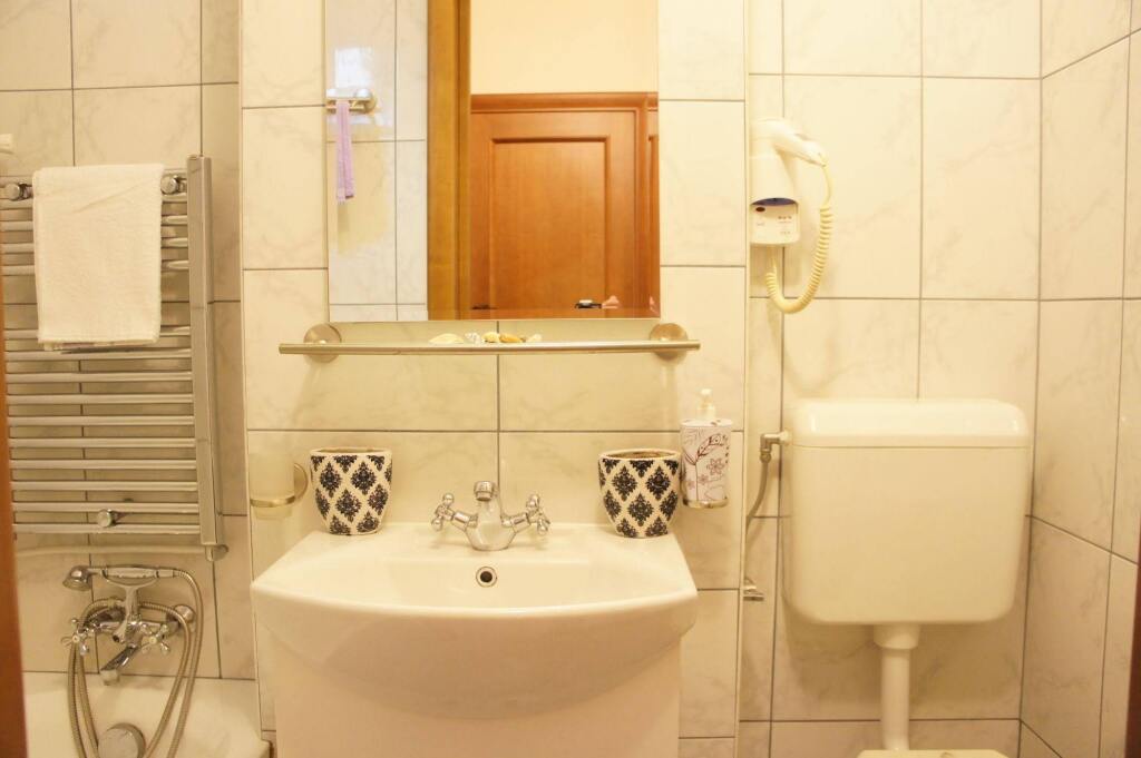 Agentia H Accommodation - 817