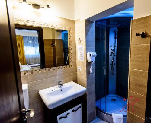 Alexander House - 608
