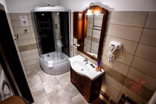 Alexander House - 823