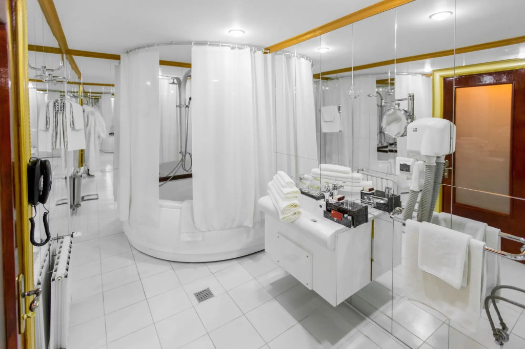 Bucharest Comfort Suites - 669