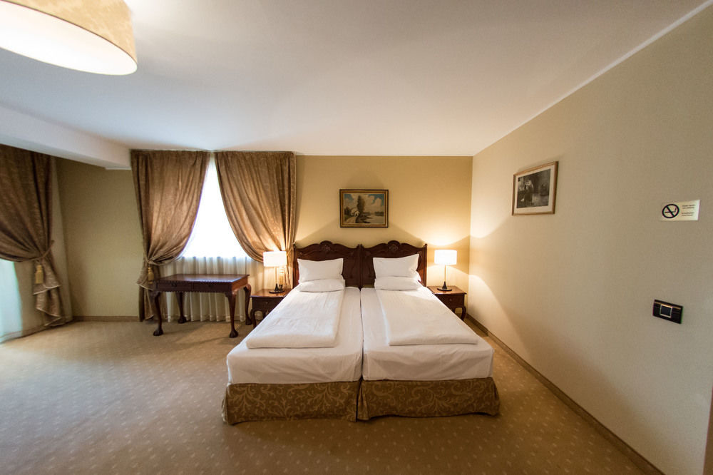 Hotel Classic Inn - 439