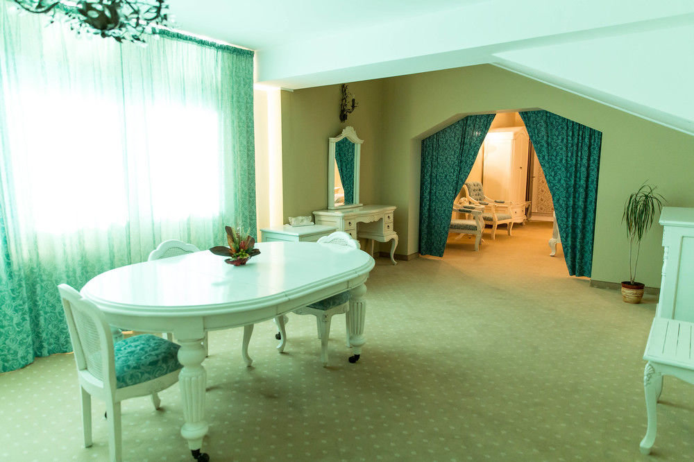 Hotel Classic Inn - 111