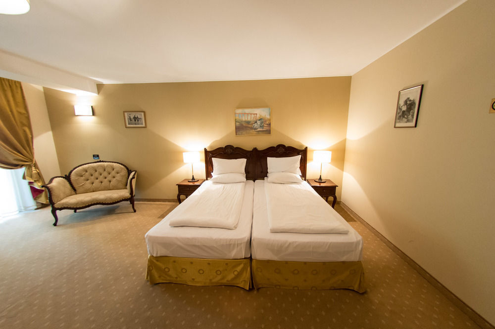 Hotel Classic Inn - 935