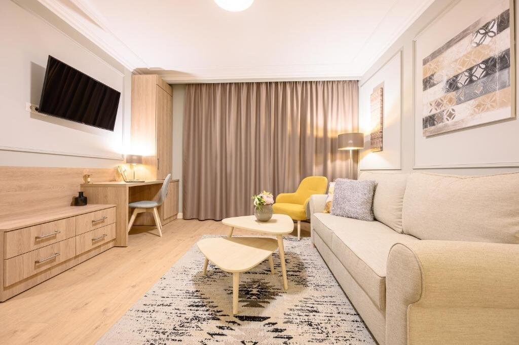 Dozsa Residence - 657