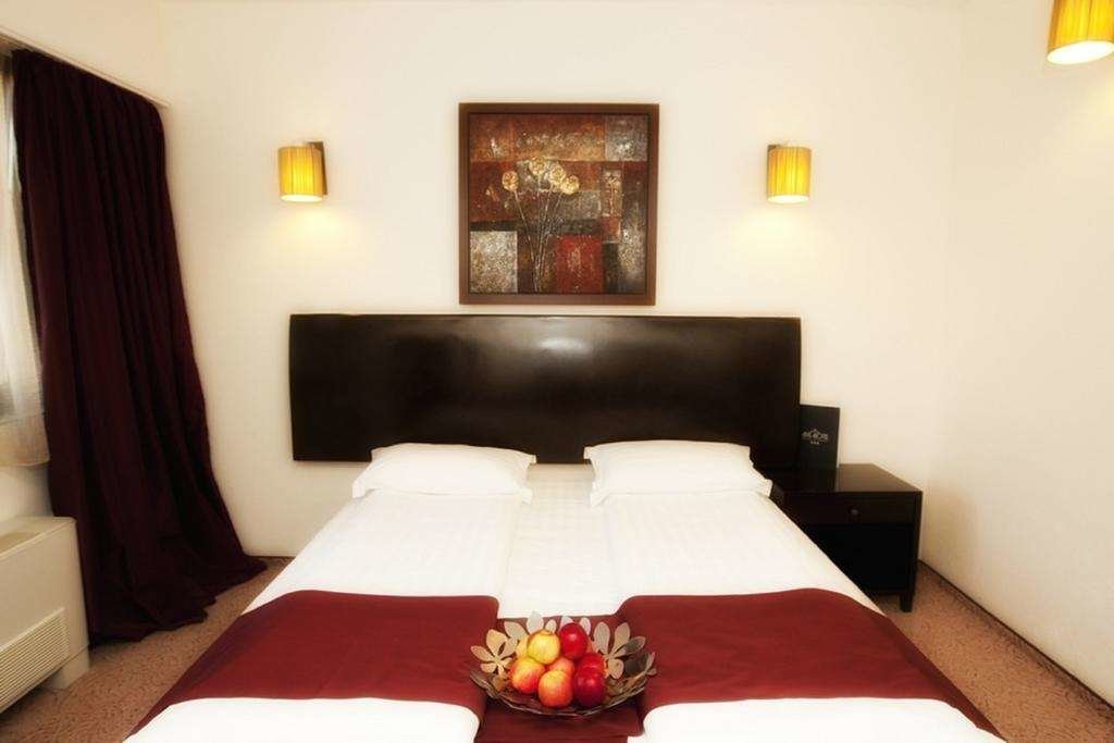 Hotel Avis - 906