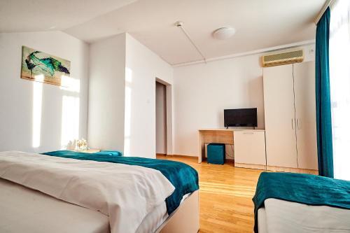 Hotel Roxy & Maryo - 985