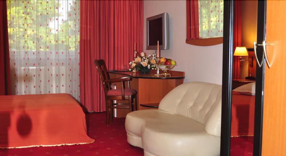 Hotel Royal Plaza - 929