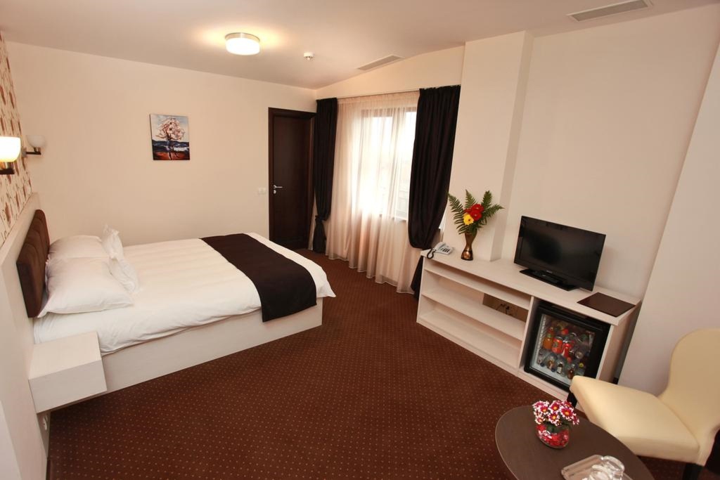 West Plaza Hotel - 8