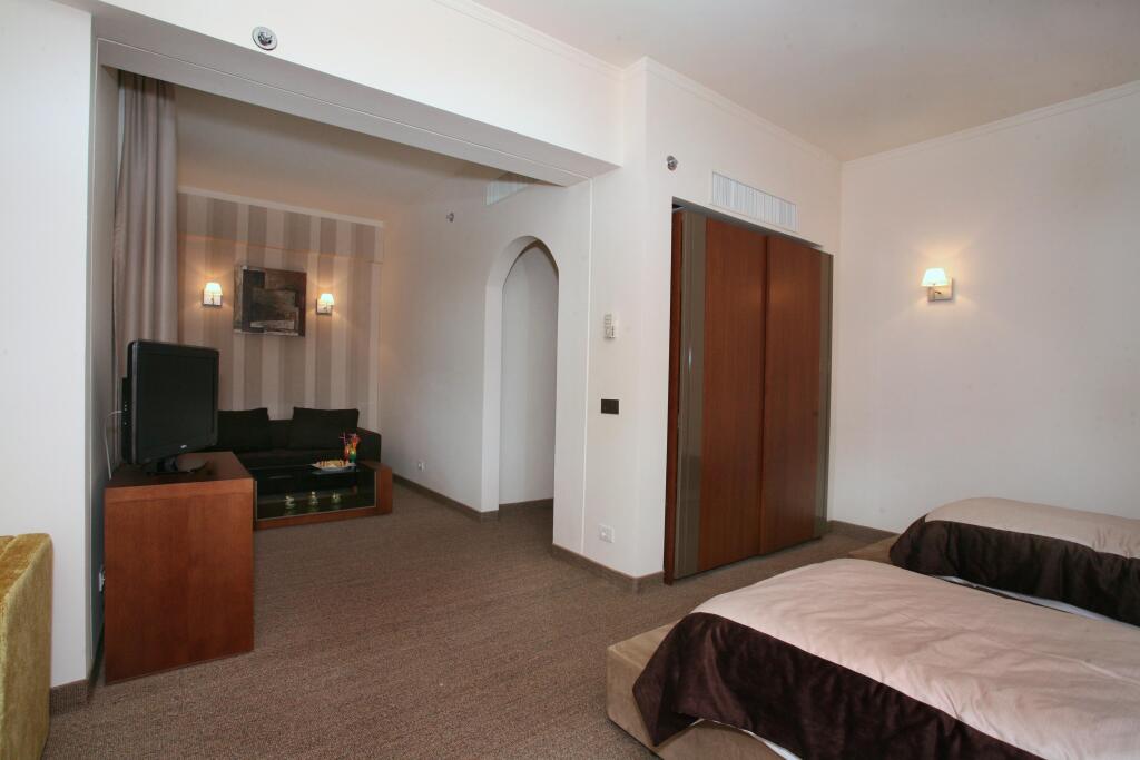Iaki Hotel - 982