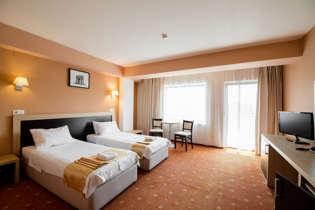 Hotel Oxford Inn & Suites - 703