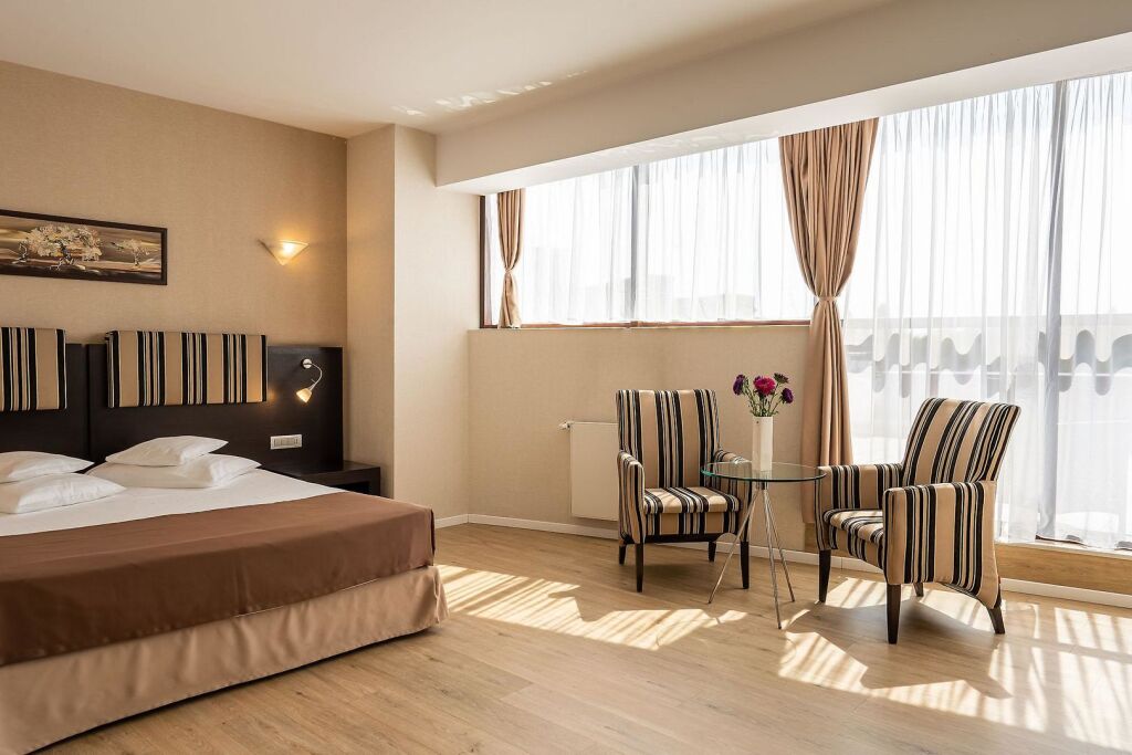 Parliament Hotel - 811