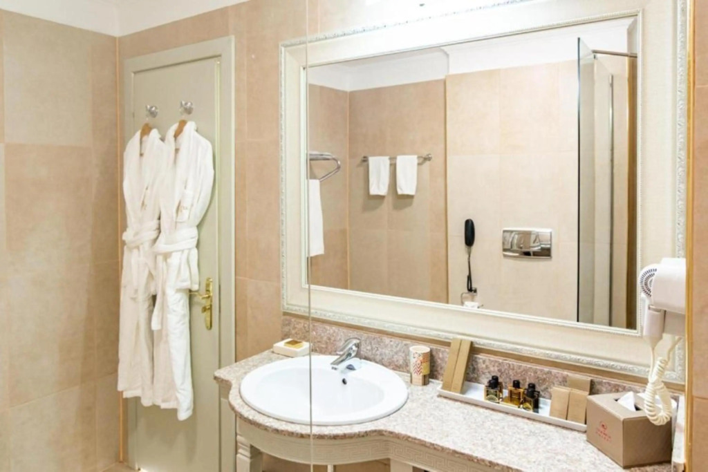 Phoenicia Grand Hotel - 801