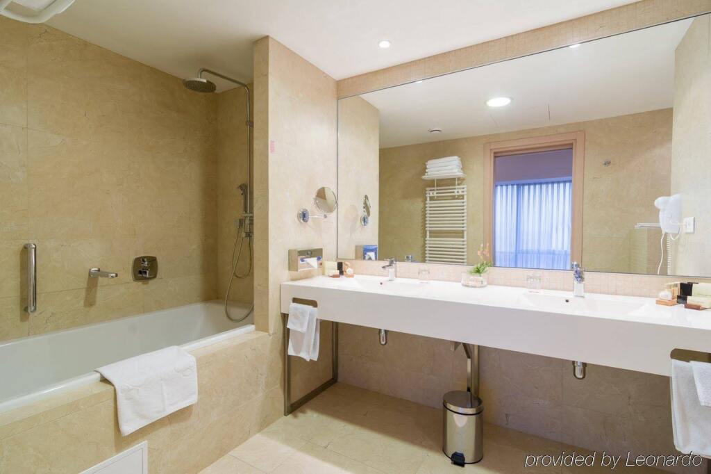 Ramada Oradea - 975