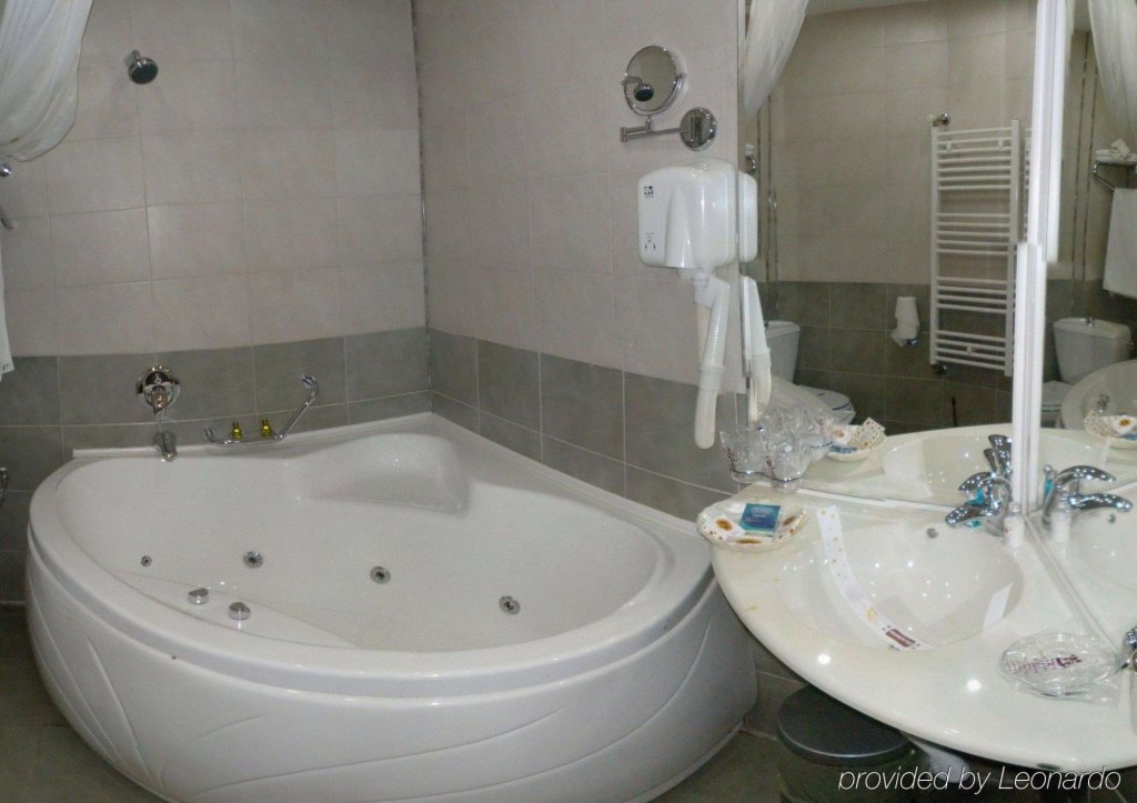 Relax Comfort Suites - 763