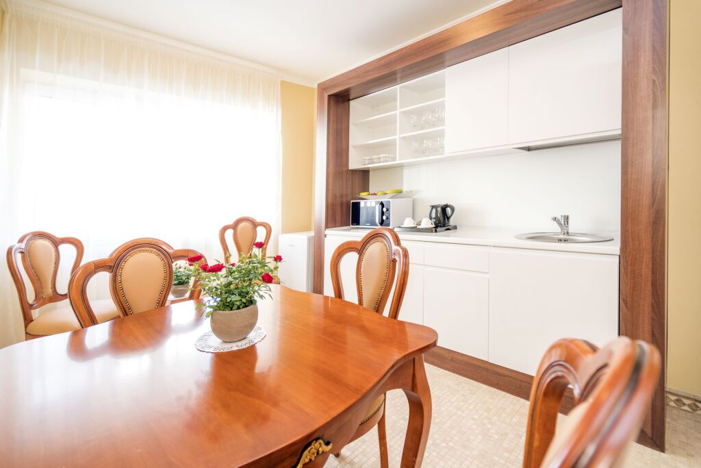 Studio One Accommodation Suites - 842