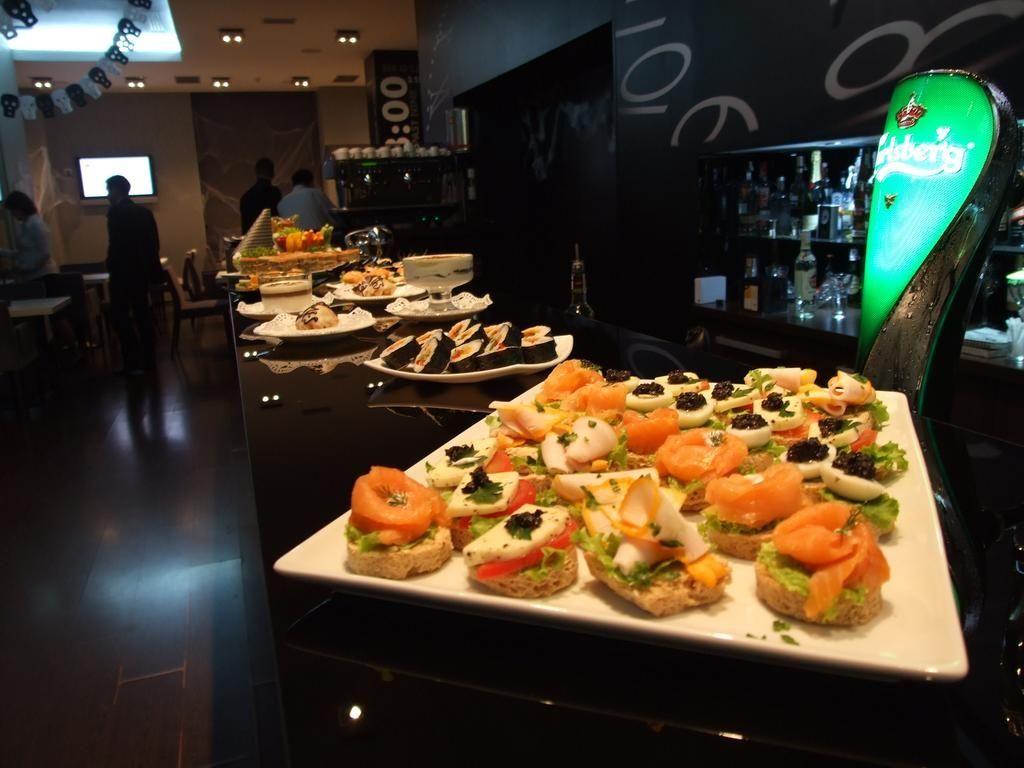 Holiday Inn Bucharest - Times - 499