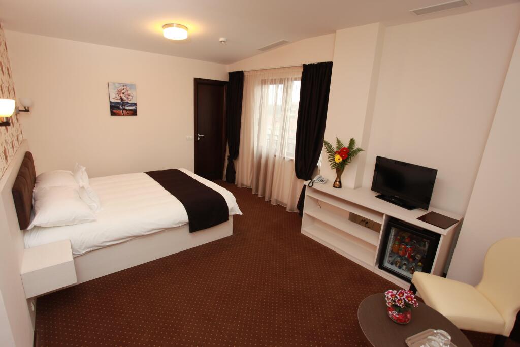 West Plaza Residence - 983